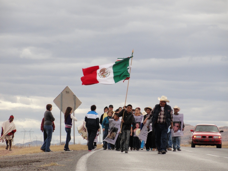 Jornadas por la Justicia en 2013 de Cuauhtémoc a Chihuahua, al frente va Alejandro Muñoz Veleta