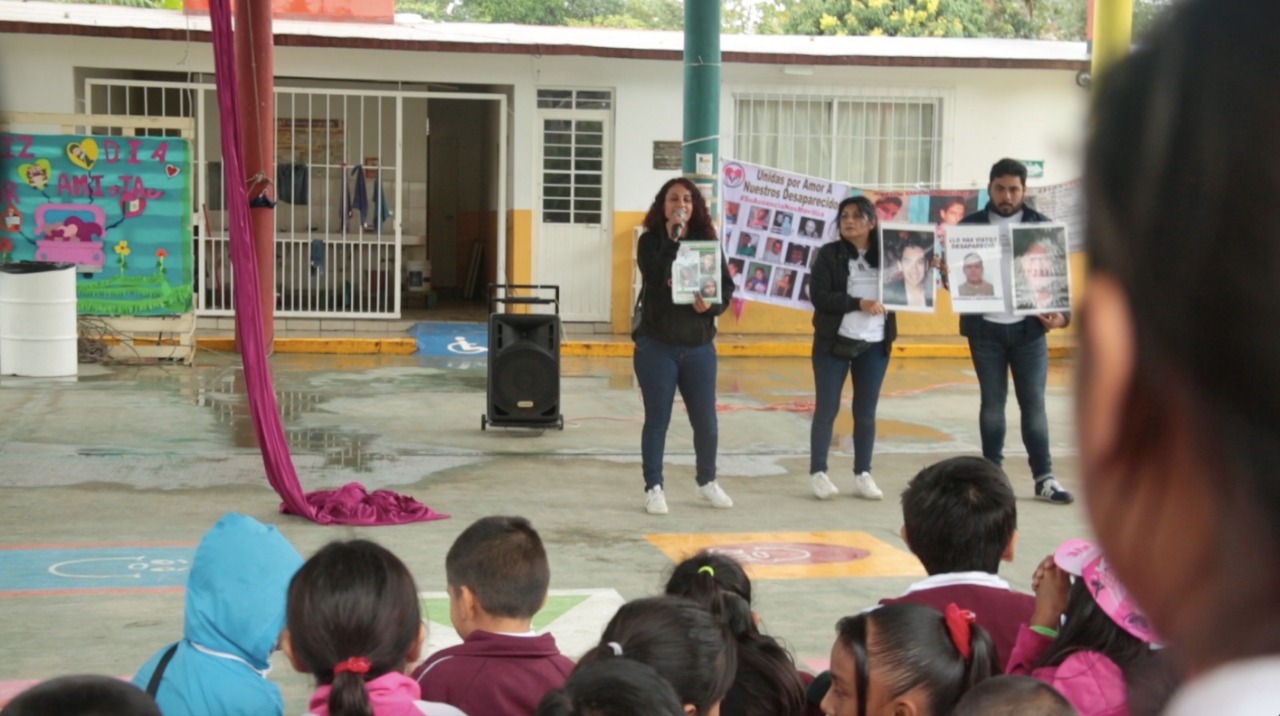 Mamás comparten su testimonio en escuela por Rodrigo Caballero