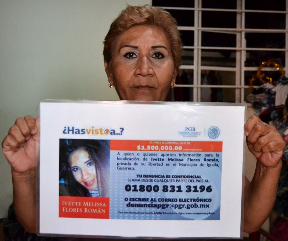 4. Retrato de Sandra Luz Román con la ficha de búsqueda de su hija desaparecida. Crédito Fabrizio Lorusso