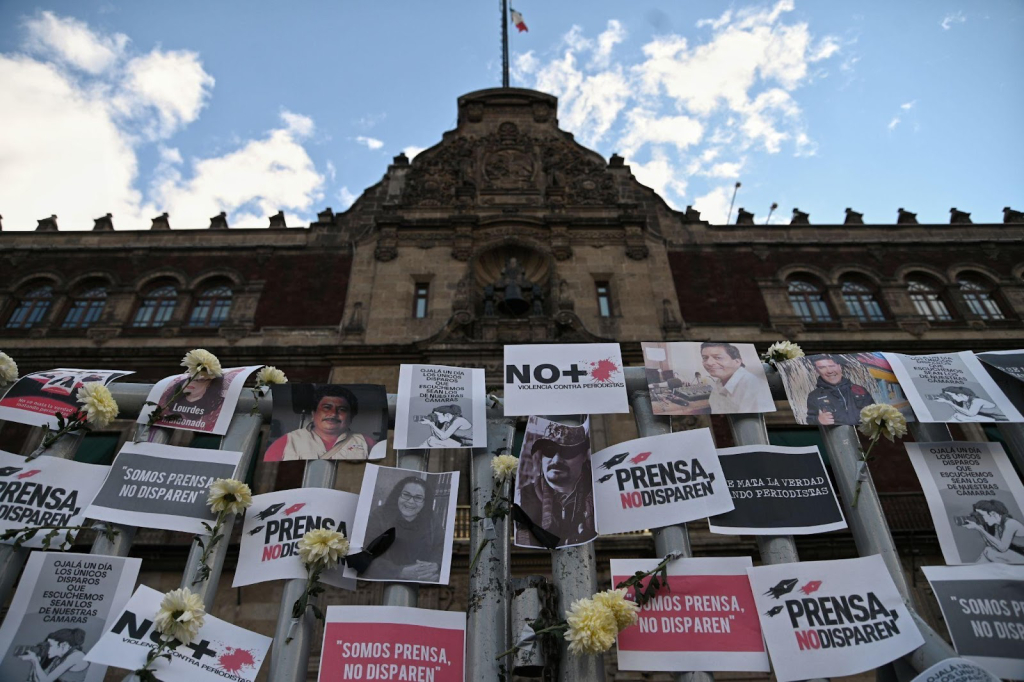 Marcha realizada el 26 de septiembre de 2022 en la Ciudad de México para conmemorar el octavo aniversario de la desaparición de los 43 normalistas de Ayotzinapa. (Miguel Martínez/Obturador MX)