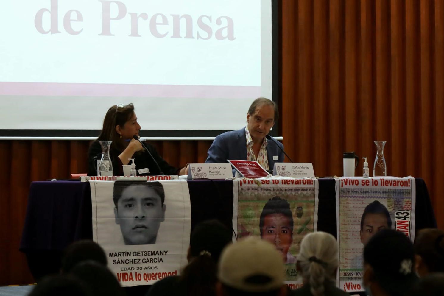 Ángela Buitrago y Carlos Beristain, los últimos integrantes del grupo de expertos que permanecen en México, durante su quinto informe, el pasado marzo. (Saúl Peña/ObturadorMX)