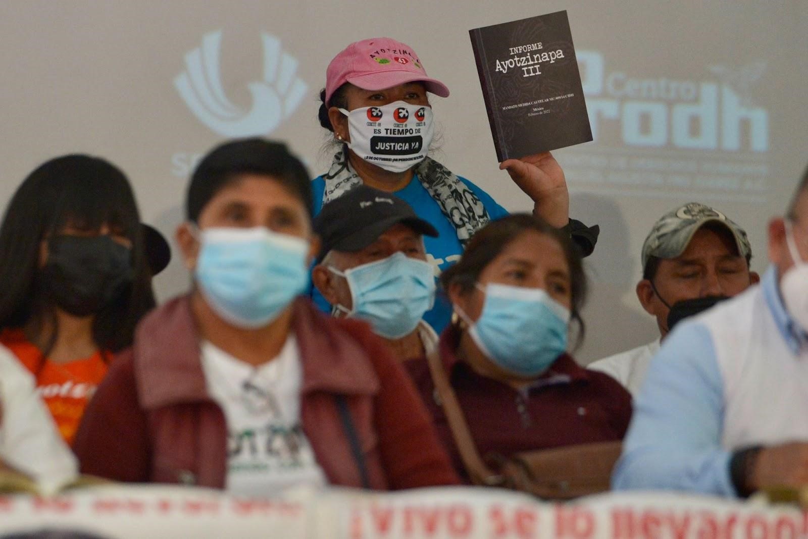 Durante su mandato, asegura Buitrago, las familias han sido “su razón de ser”. En la foto, parientes de los normalistas durante una conferencia de prensa sobre el tercer informe del GIEI realizada en el Centro Pro. (ObturadorMX)