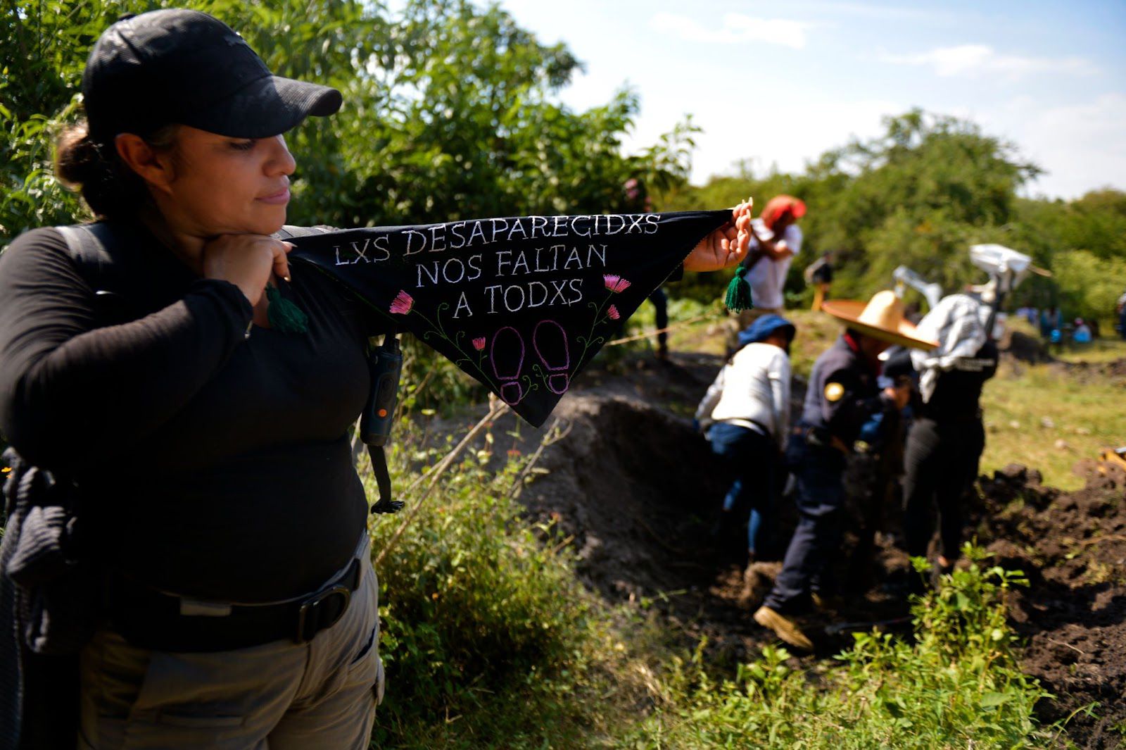Yadira González Hernández durante la Brigada Nacional de Búsqueda en Morelos, realizada en 2022. Al fondo, familiares de personas desaparecidas e integrantes de la CNB exploran una fosa clandestina. (Lucía Flores) 