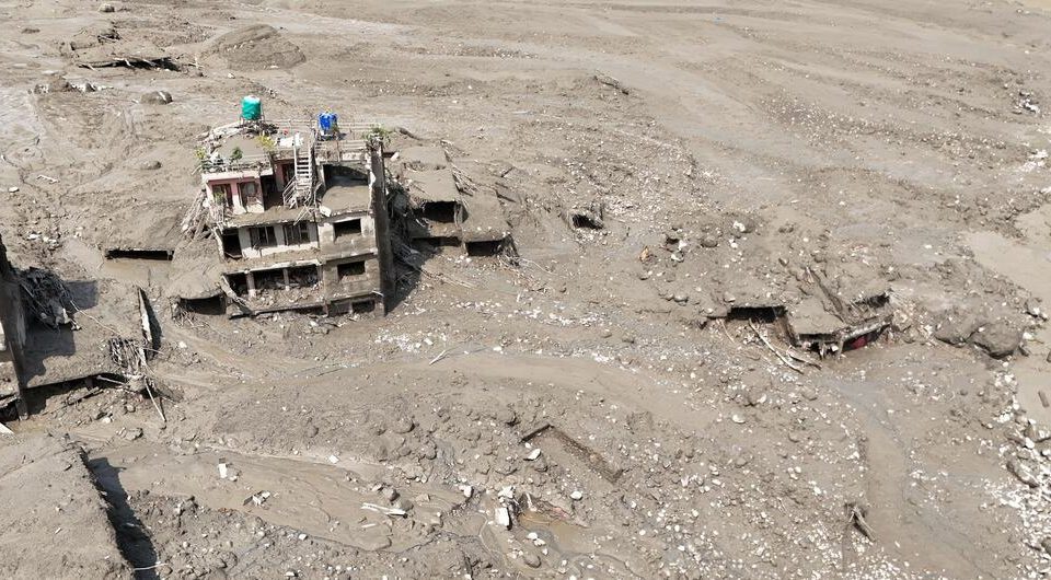 © UNICEF Los edificios quedaron sumergidos en el lodo tras las inundaciones repentinas en el distrito de Rasuwa, en el centro-norte de Nepal.